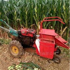 手扶拖拉机带动玉米收获机收割机