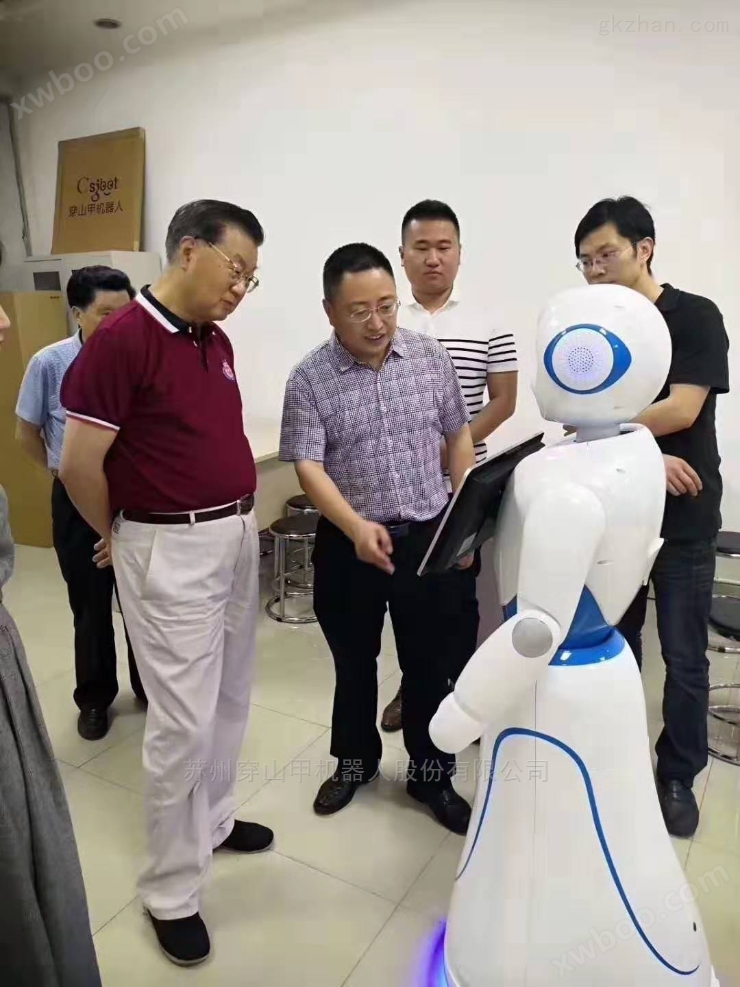 四川大学人工智能实验室教育迎宾机器人