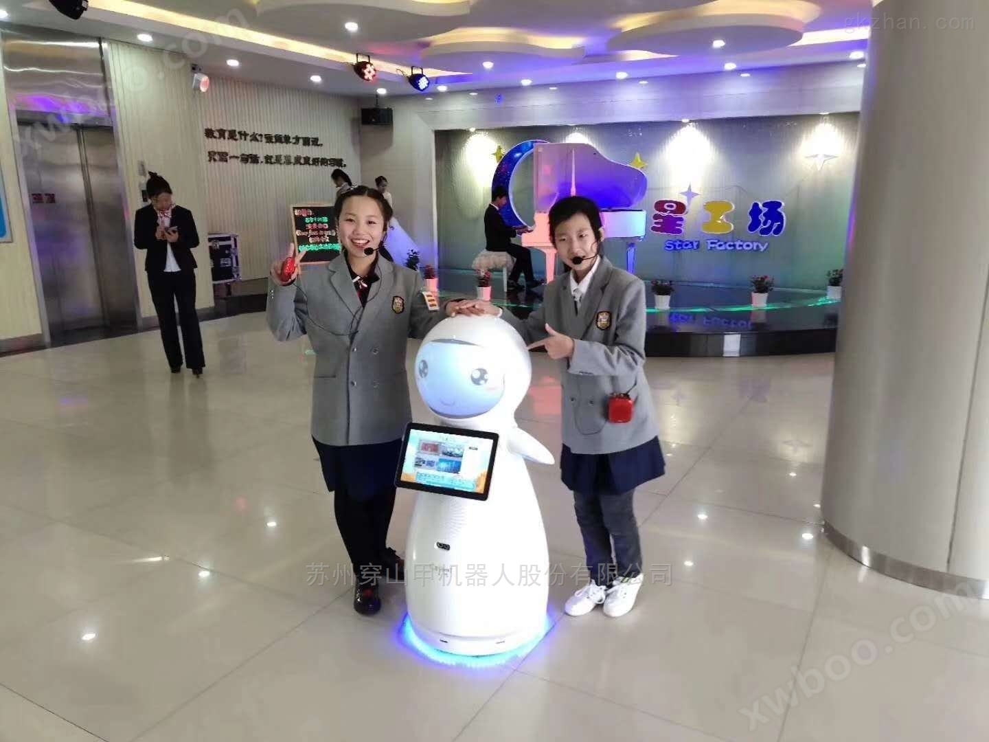 沈阳中学大厅迎宾介绍接待教育机器人